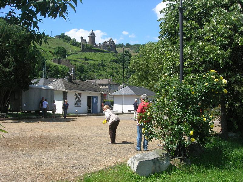 2009-05-Ausflug-Bacharach 035.jpg - Und dann geht's zum Boulespielen